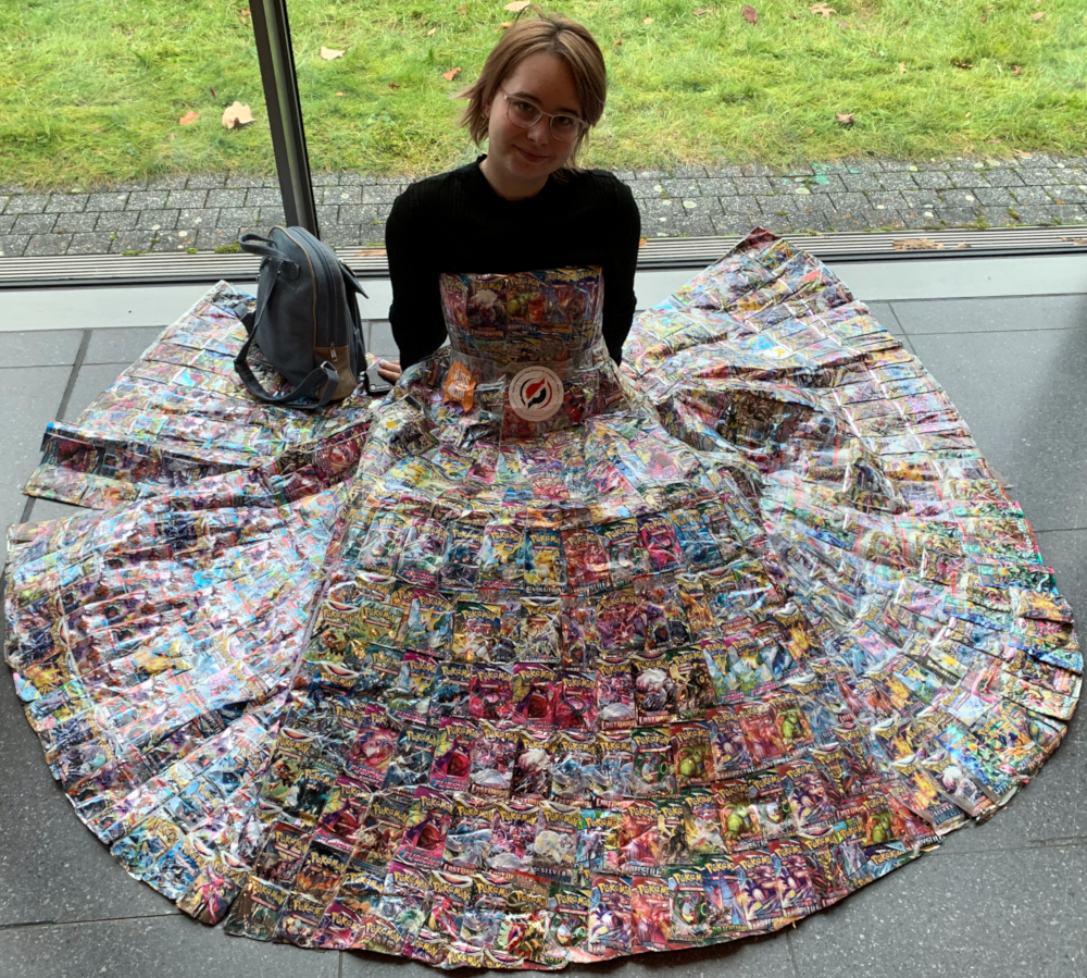 ComicCon Stuttgart 2023 - Kleid aus Pokémon-Karten
