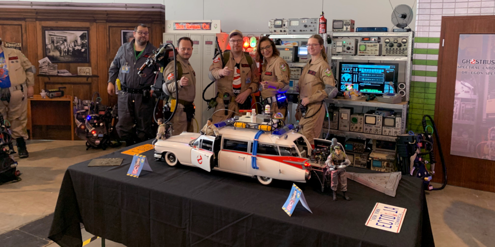 ComicCon Stuttgart 2023 - Ghostbusters-Cosplay mit einem Modell des Autos der Ghostbusters